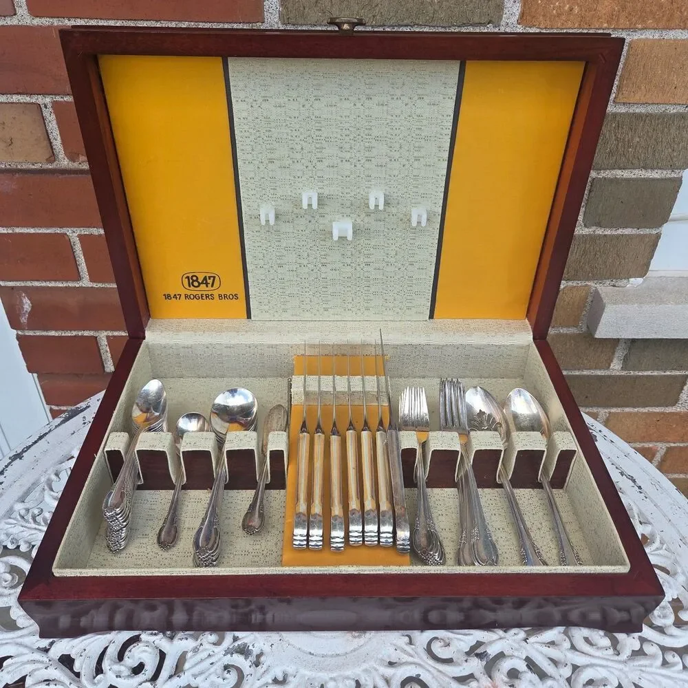 1847 Rogers Bros Remembrance Silverplate 50pc Flatware Set Wood Chest Vintage